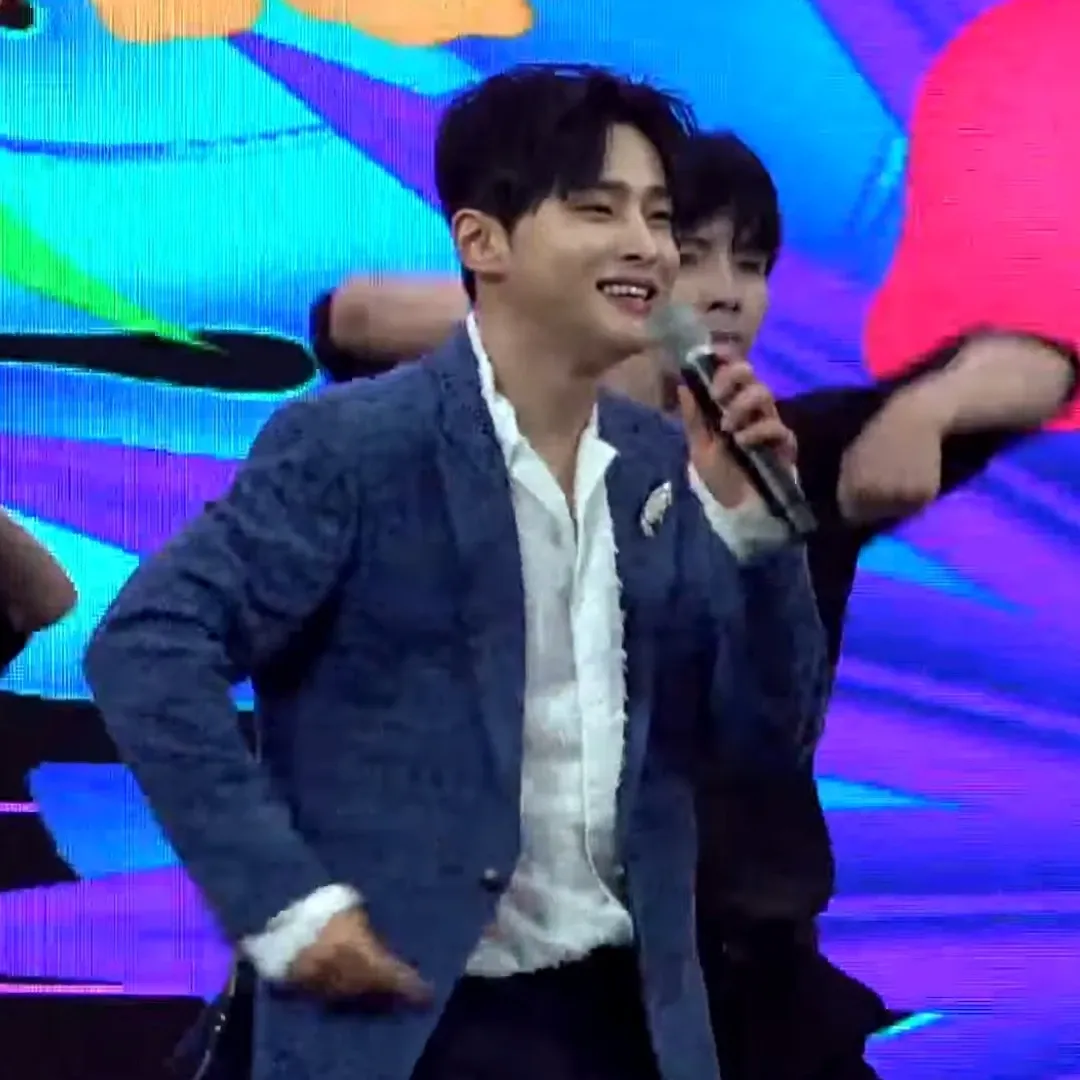 A moment captured by a fan of Seong Ri