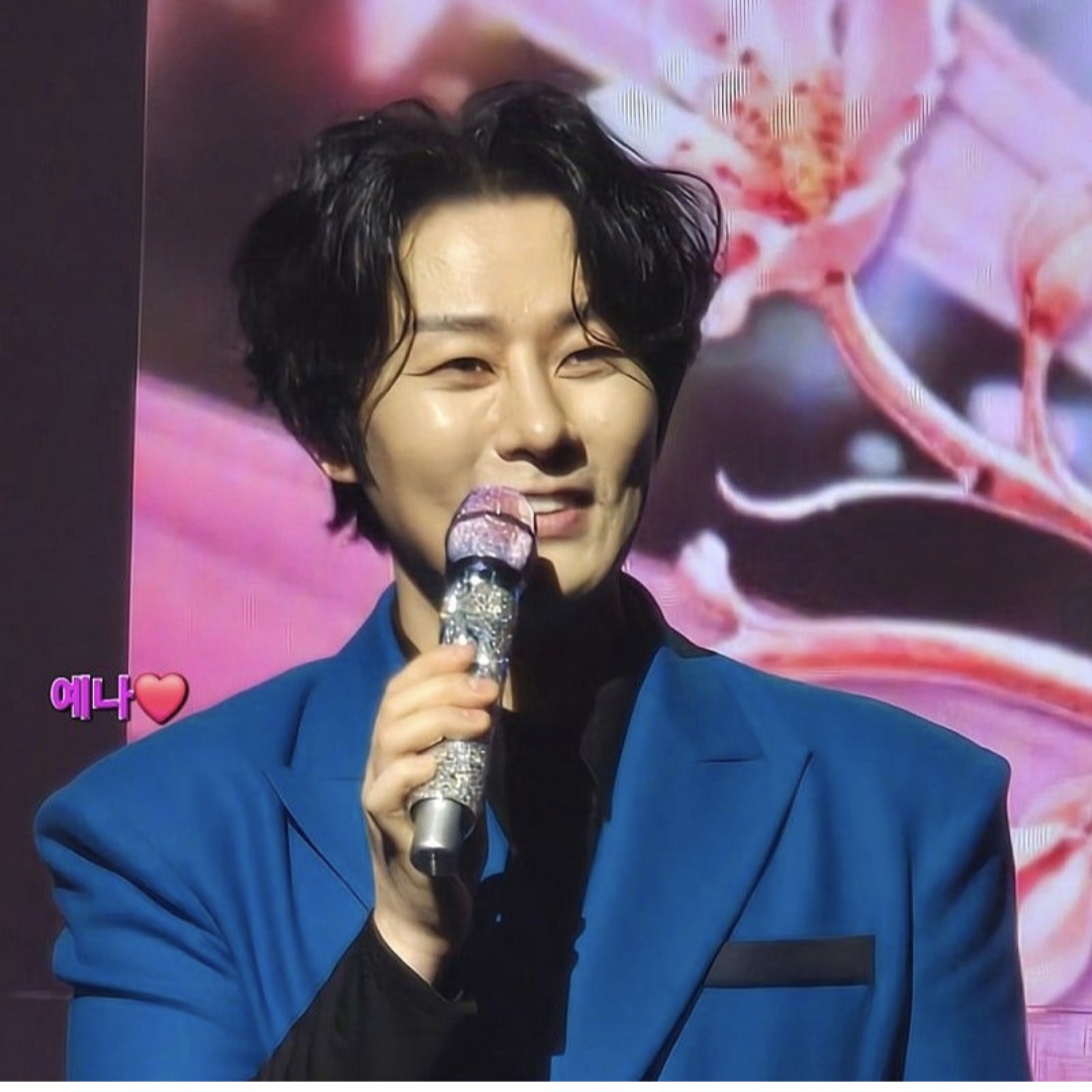 A moment captured by a fan of Kang Moonkyung