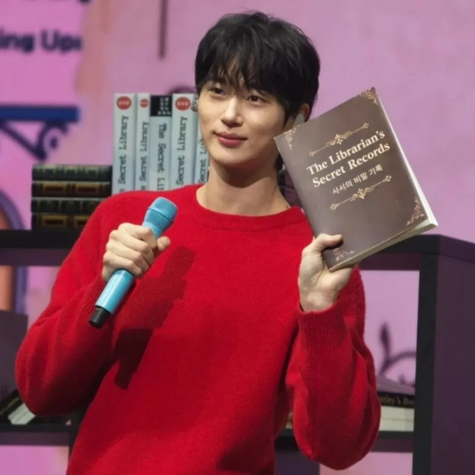 Behind-the-scenes cut of Byeon Wooseok