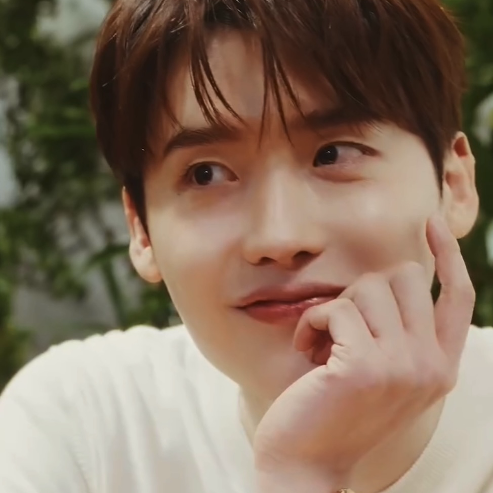 A moment captured by a fan of Lee Jongsuk
