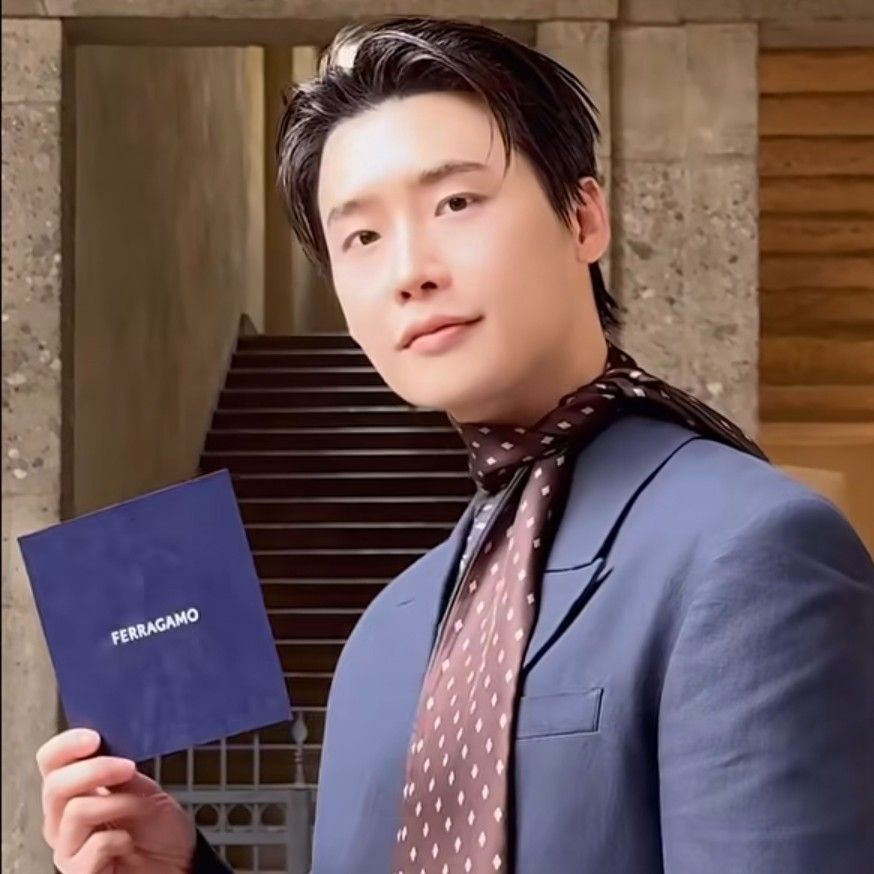 Recent activity shot of Lee Jongsuk