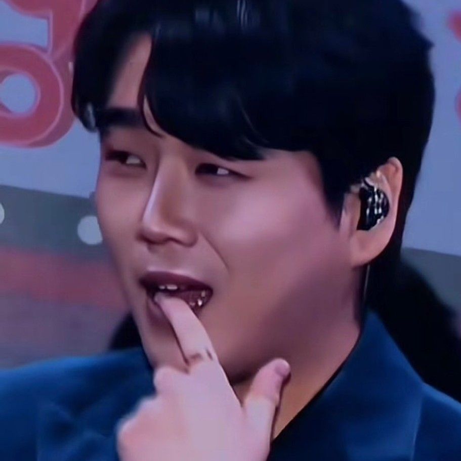 A moment captured by a fan of Hwang Youngwoong