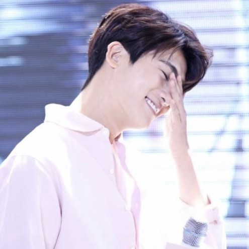 A moment captured by a fan of Park Hyungsik