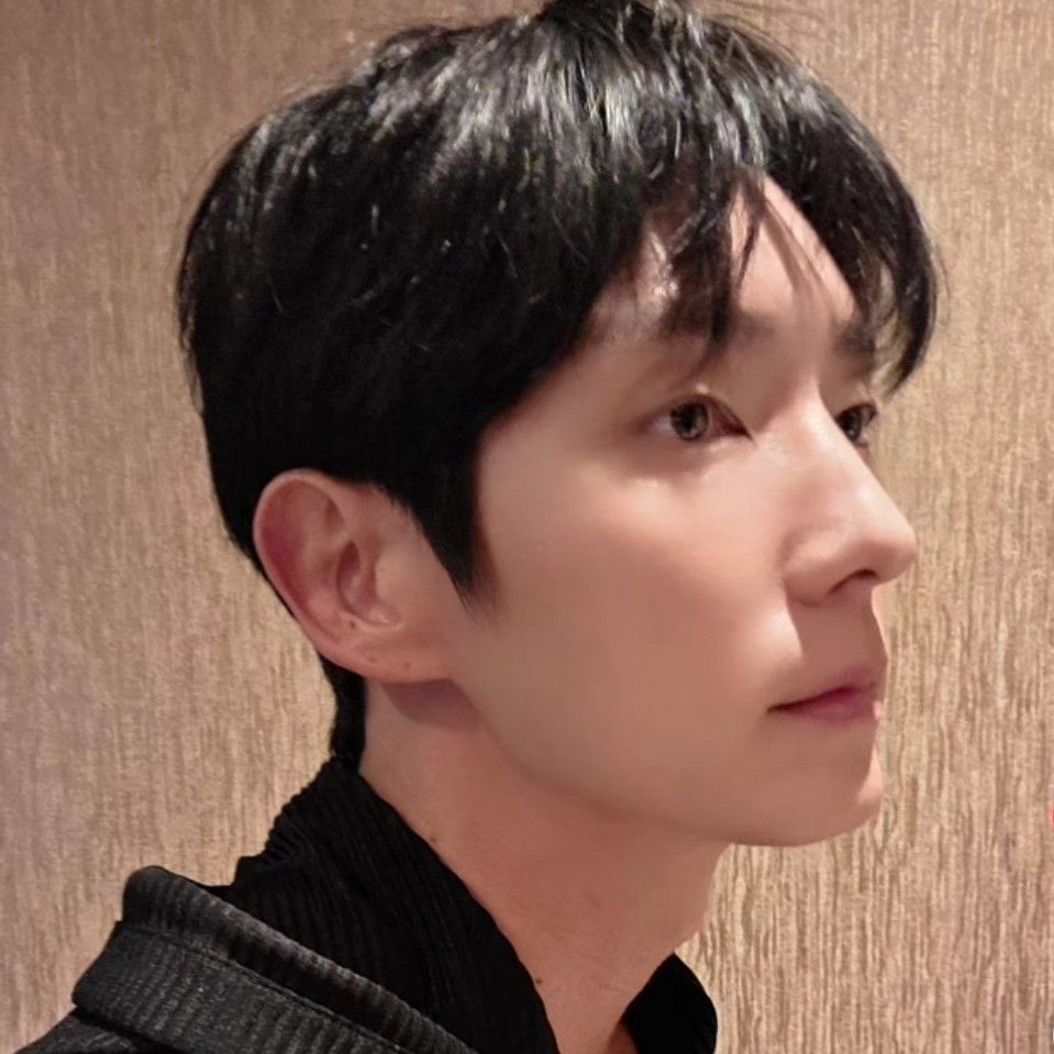 A moment captured by a fan of Lee Joongi