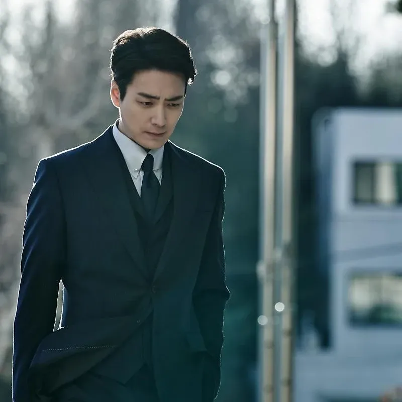 Behind-the-scenes cut of Lee Joonhyuk