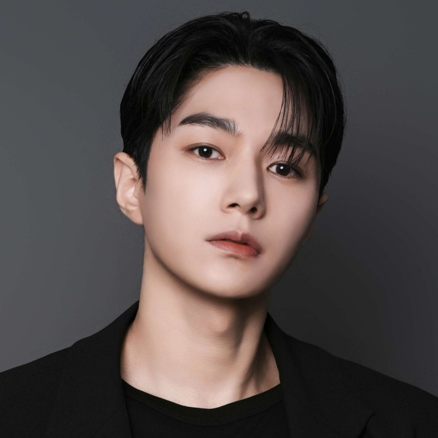 Behind-the-scenes cut of Kim Myungsoo (L)