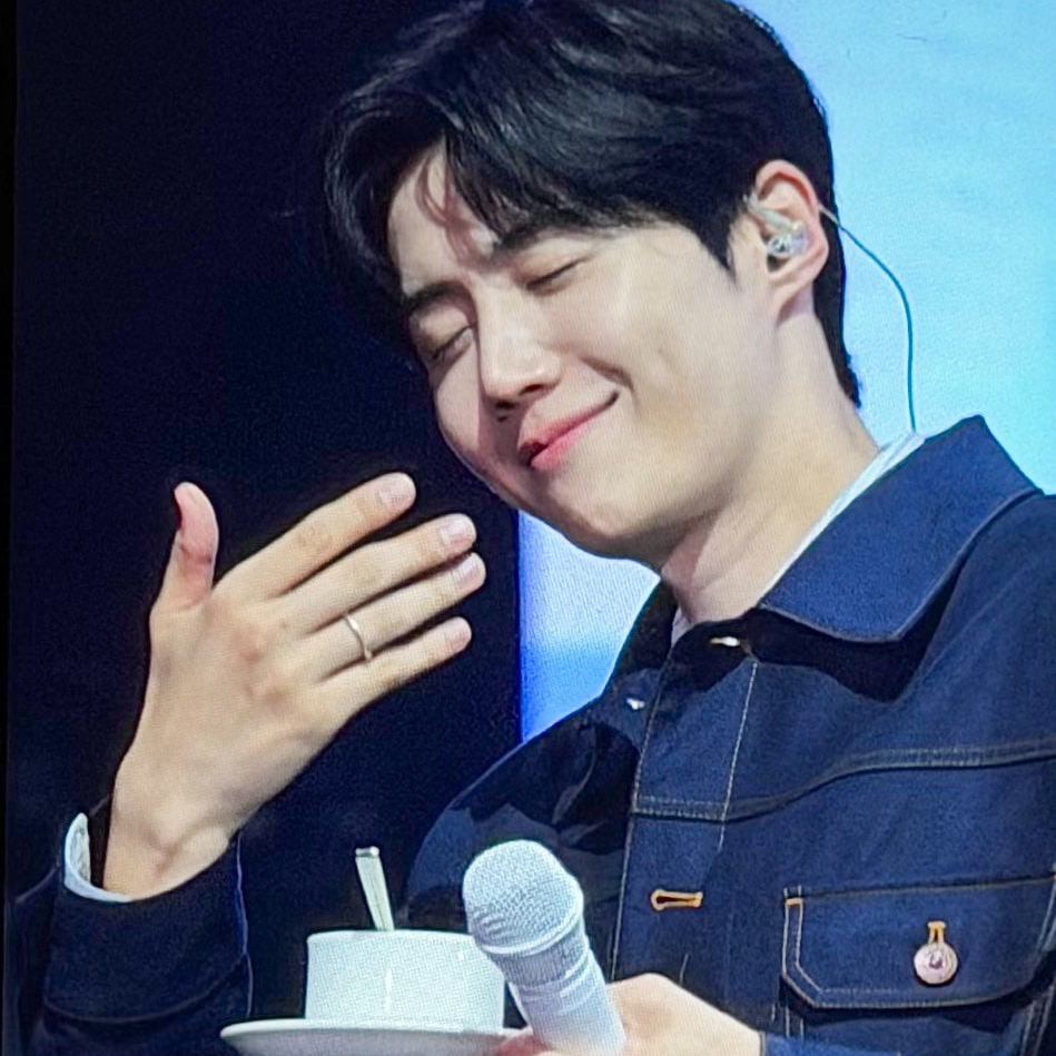 A moment captured by a fan of Kim Seonho