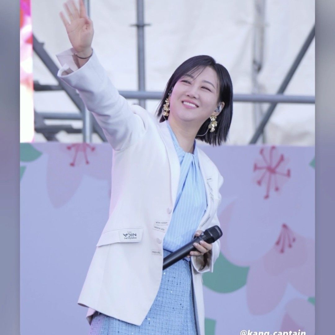 A moment captured by a fan of Jang Yoonjeong