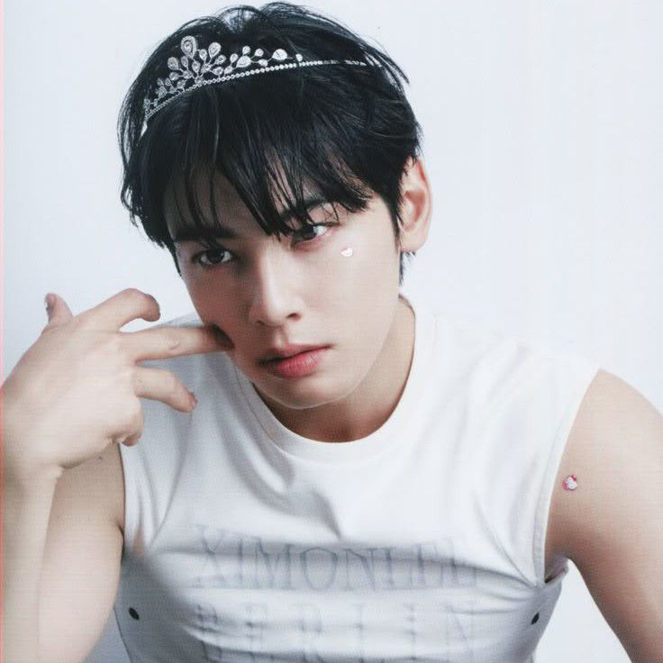 Behind-the-scenes cut of Cha Eunwoo