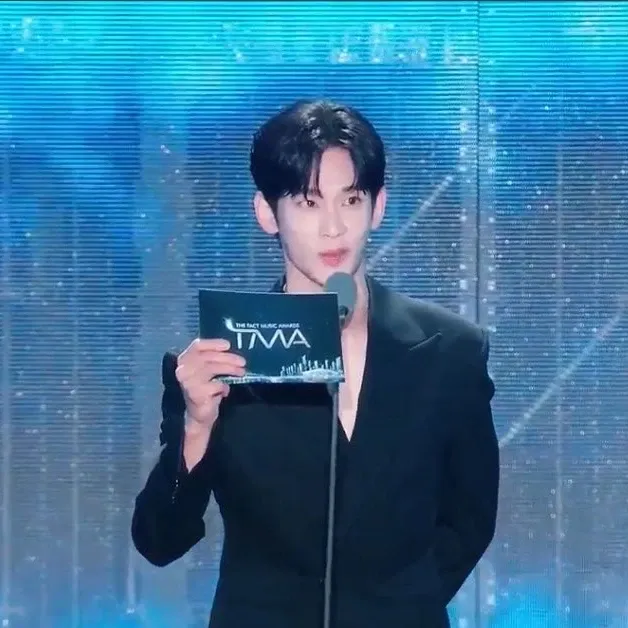 Behind-the-scenes cut of Kim Soohyun