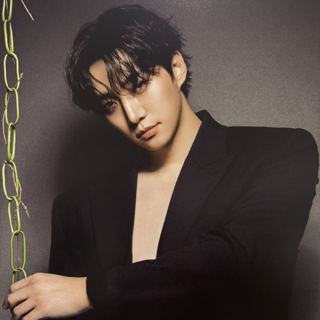 Behind-the-scenes cut of Lee Junho