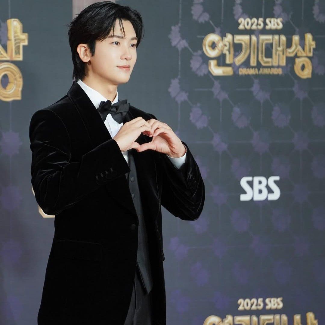 Behind-the-scenes cut of Park Hyungsik