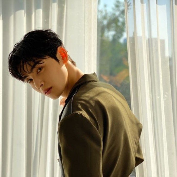 A moment captured by a fan of Cha Eunwoo