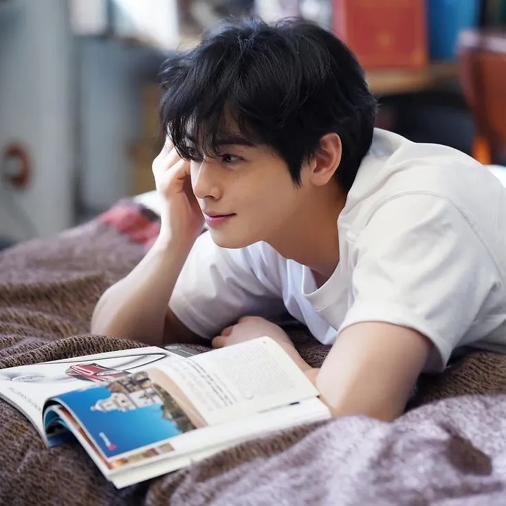 Behind-the-scenes cut of Cha Eunwoo