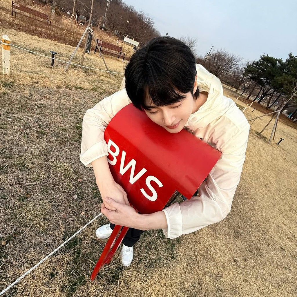 Behind-the-scenes cut of Byeon Wooseok