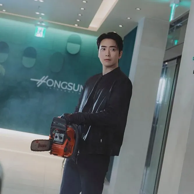 Behind-the-scenes cut of Lee Joonhyuk
