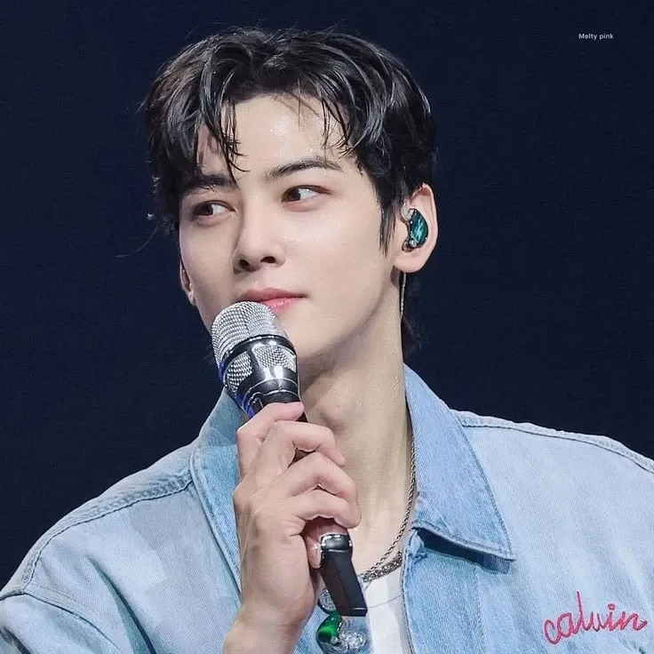 Behind-the-scenes cut of Cha Eunwoo