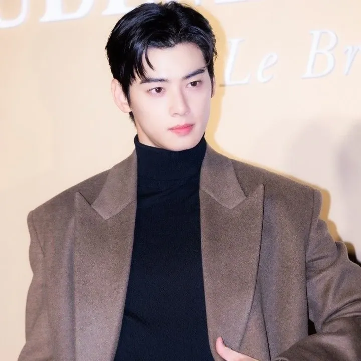 Latest photo of Cha Eunwoo