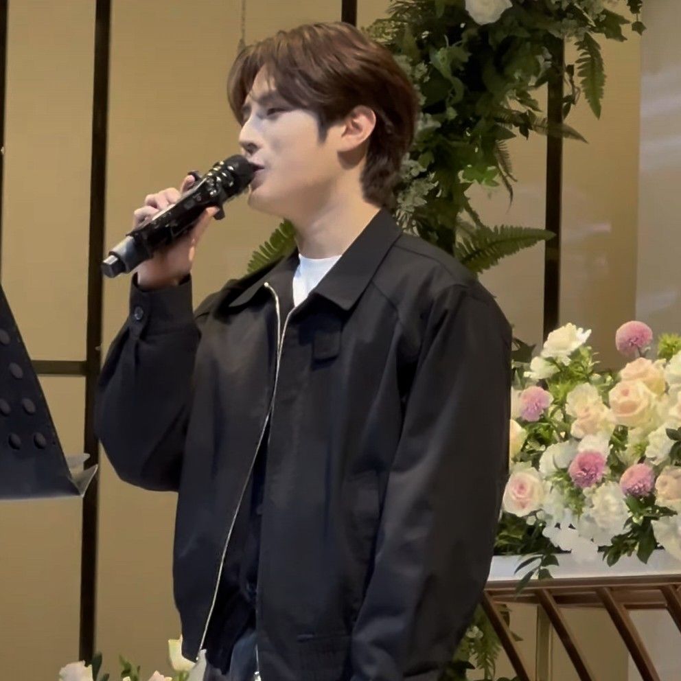 粉絲拍下的金俊賢瞬間