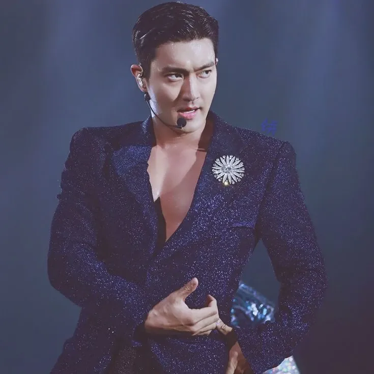 Recent activity shot of Choi Siwon