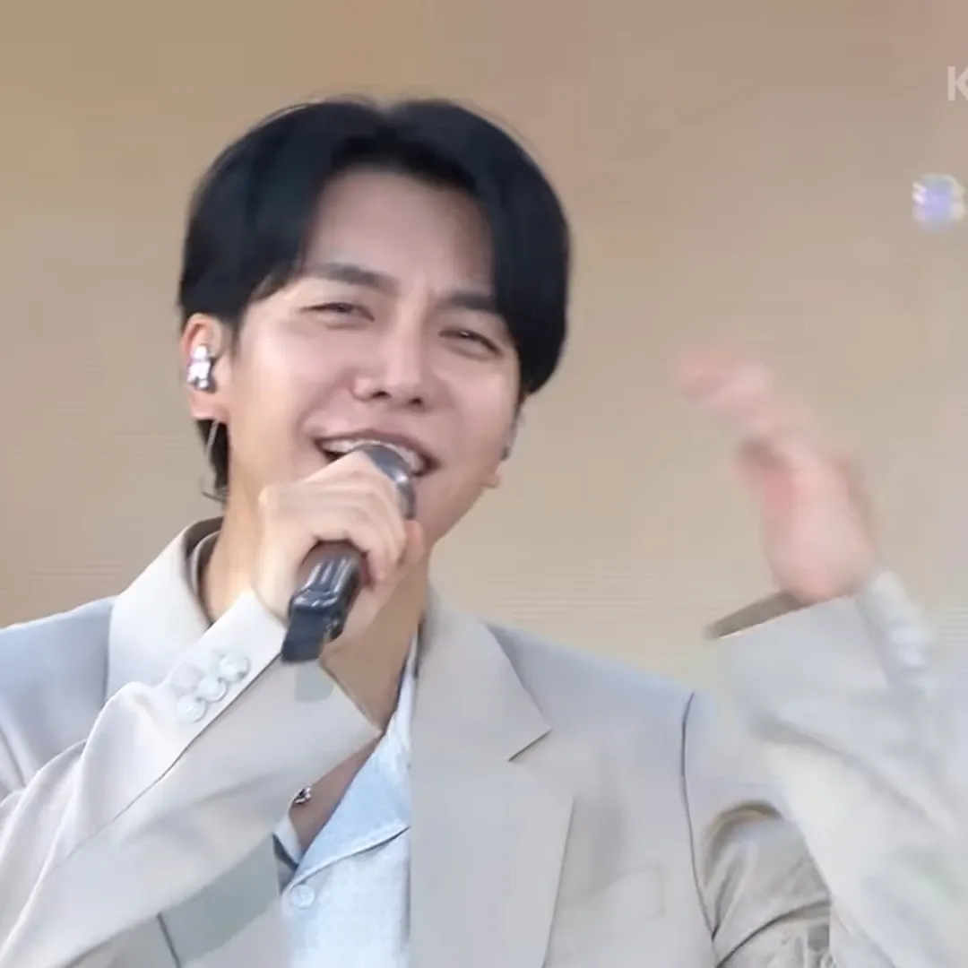 Momen yang diabadikan oleh penggemar Lee Seunggi