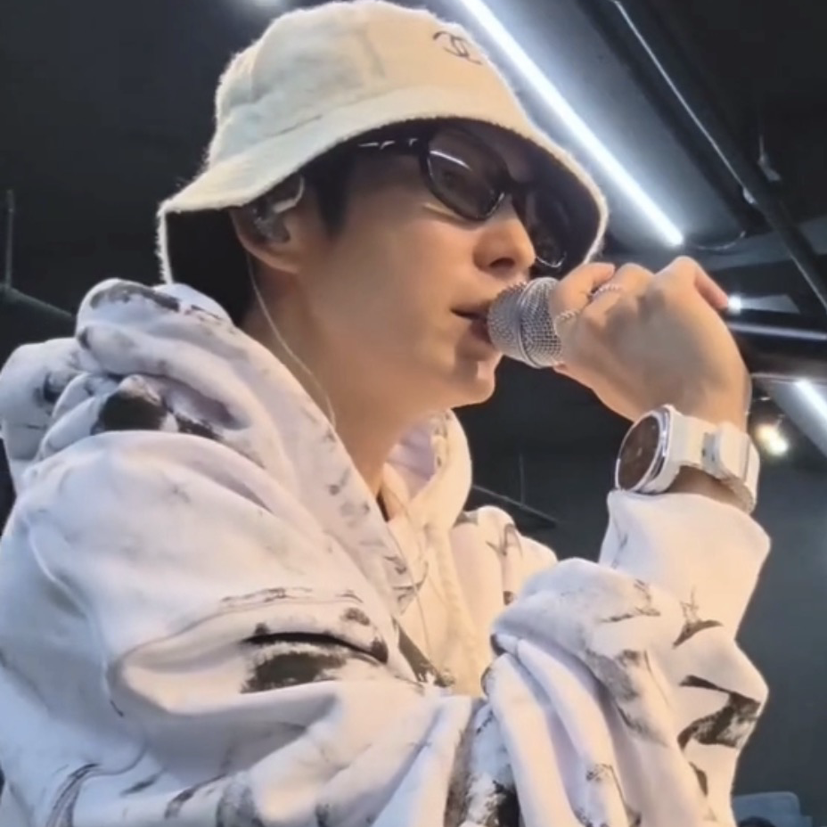 Behind-the-scenes cut of Lee Joongi