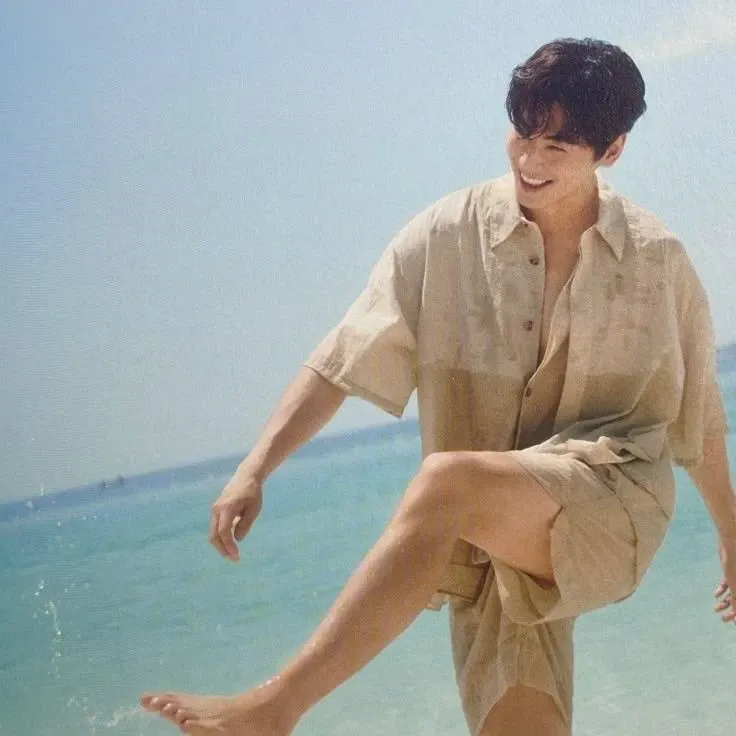 Behind-the-scenes cut of Cha Eunwoo