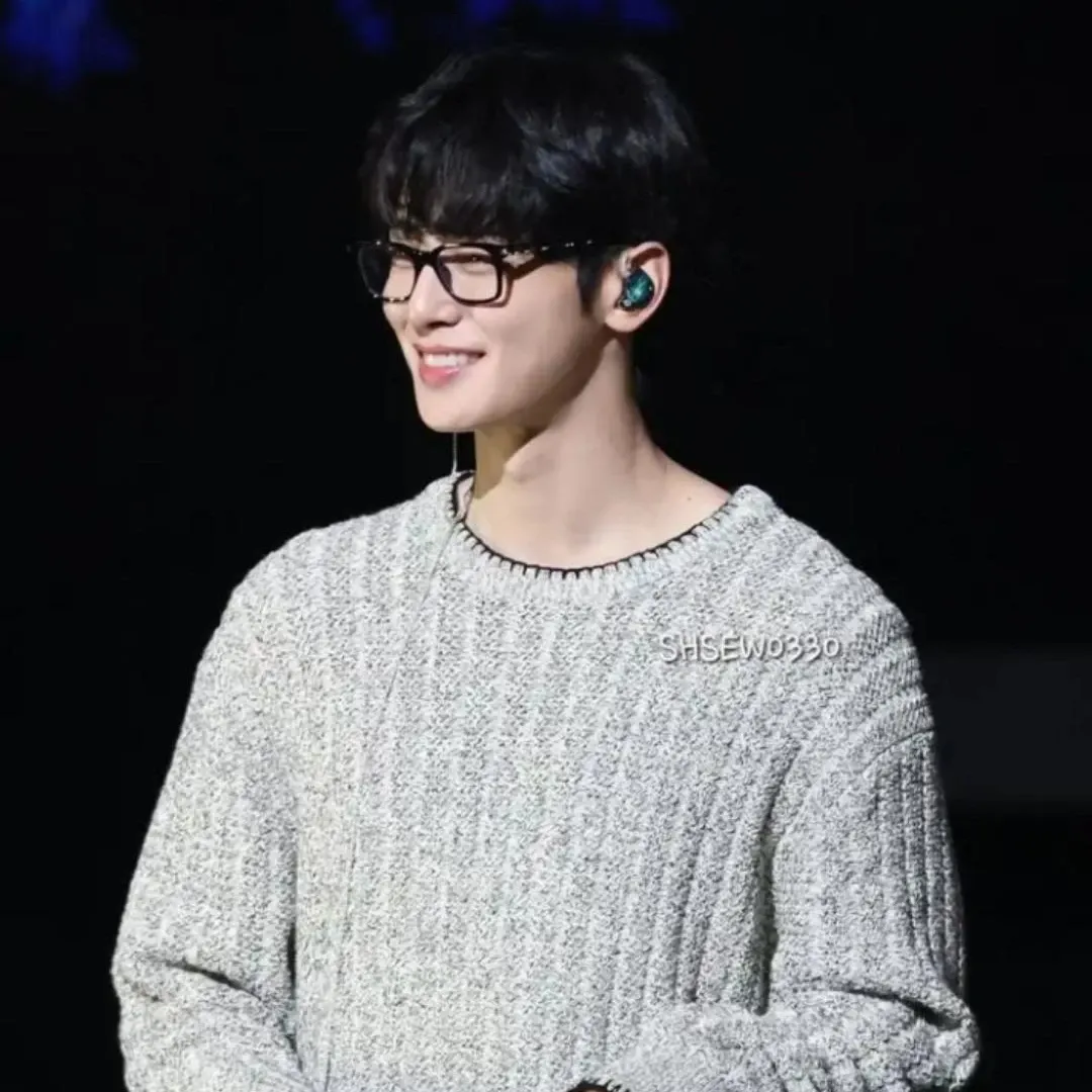 Behind-the-scenes cut of Cha Eunwoo