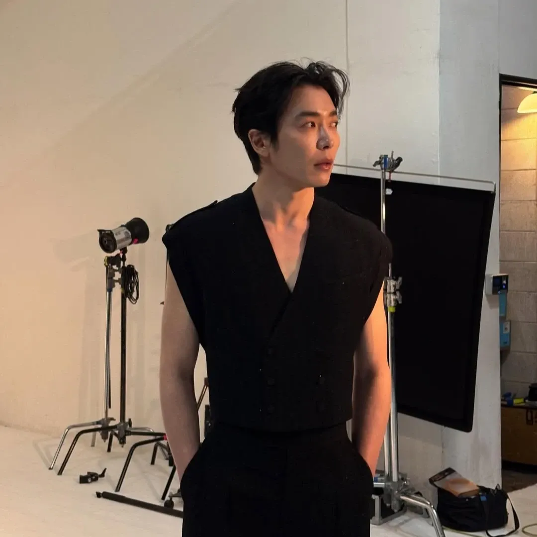 Behind-the-scenes cut of Kim Jaewook