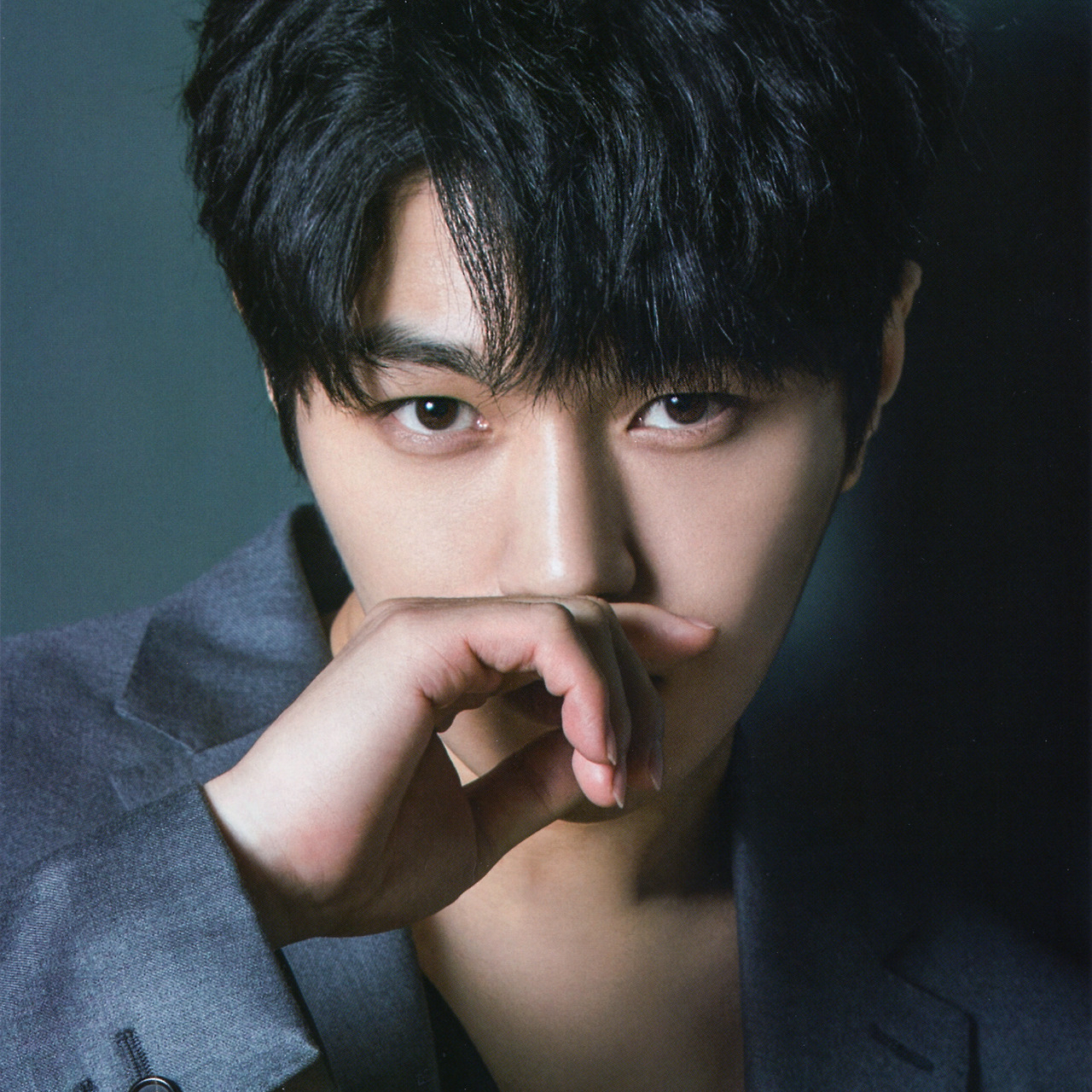 A moment captured by a fan of Kim Myungsoo (L)