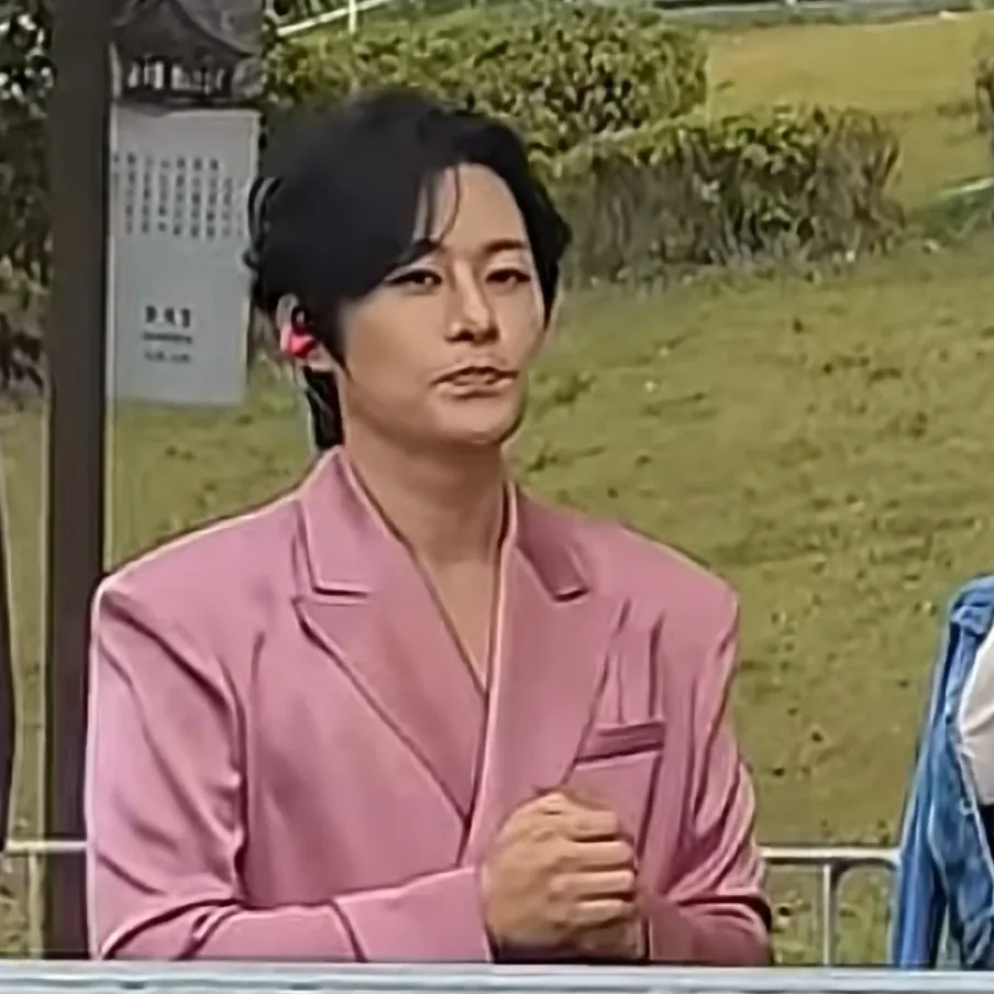 Behind-the-scenes cut of Kang Moonkyung