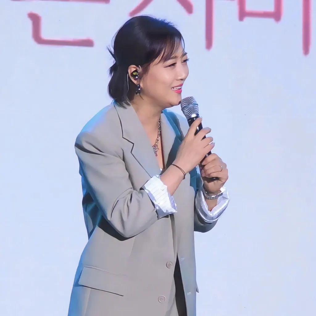 A moment captured by a fan of Jang Yoonjeong
