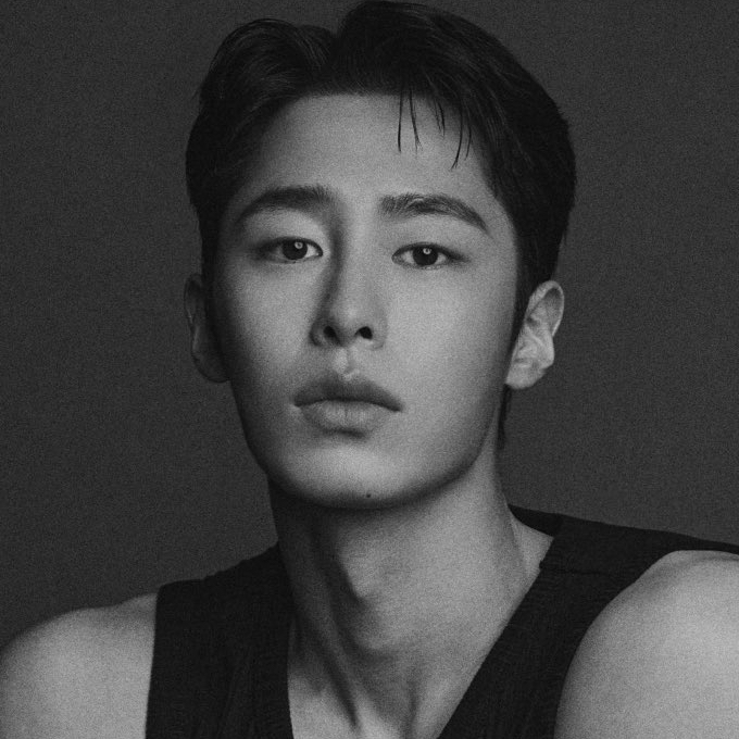 A moment captured by a fan of Lee Jaewook