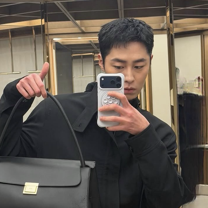 Behind-the-scenes cut of Lee Jaewook