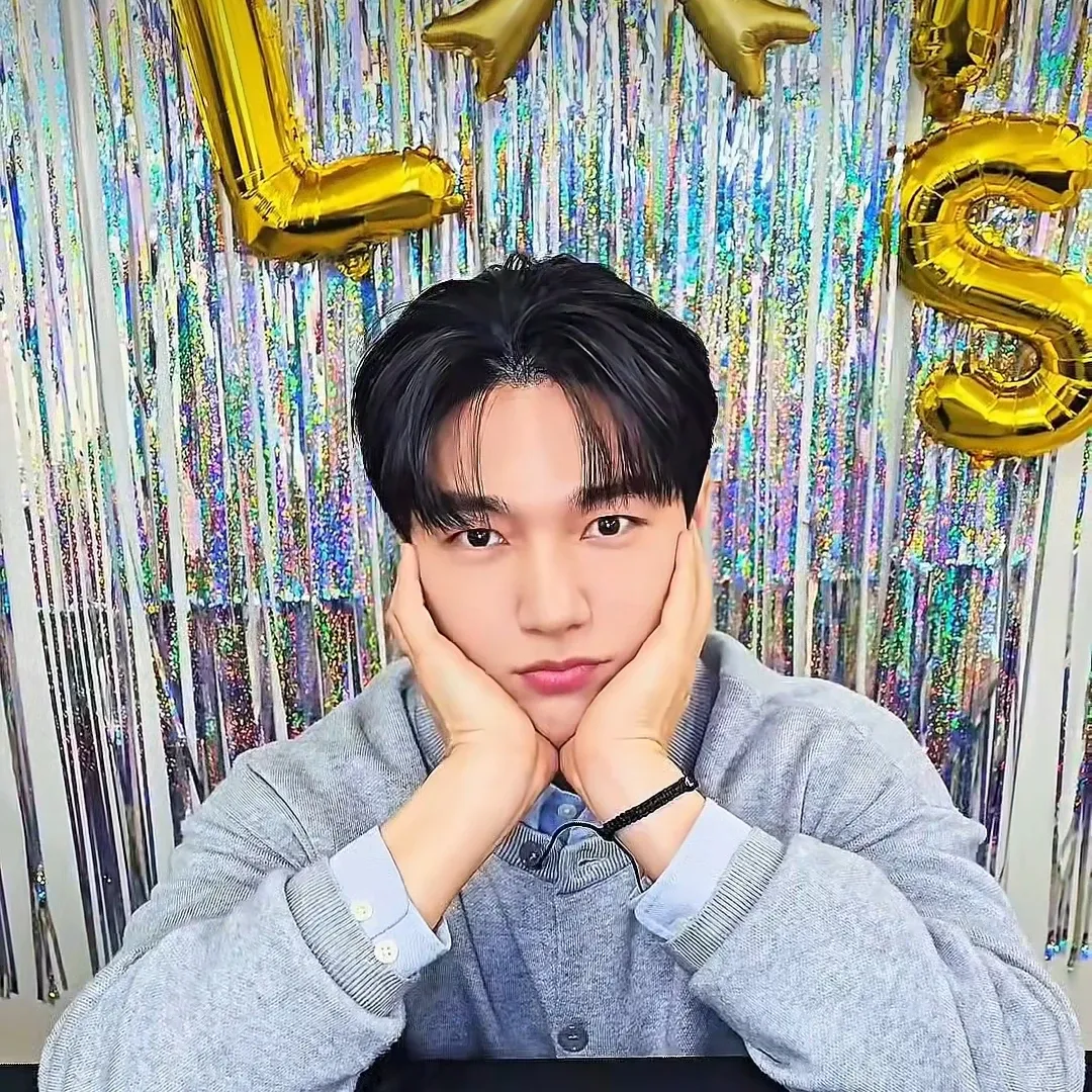 A moment captured by a fan of Kim Myungsoo (L)