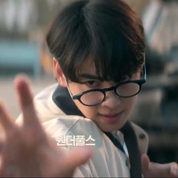 Behind-the-scenes cut of Cha Eunwoo