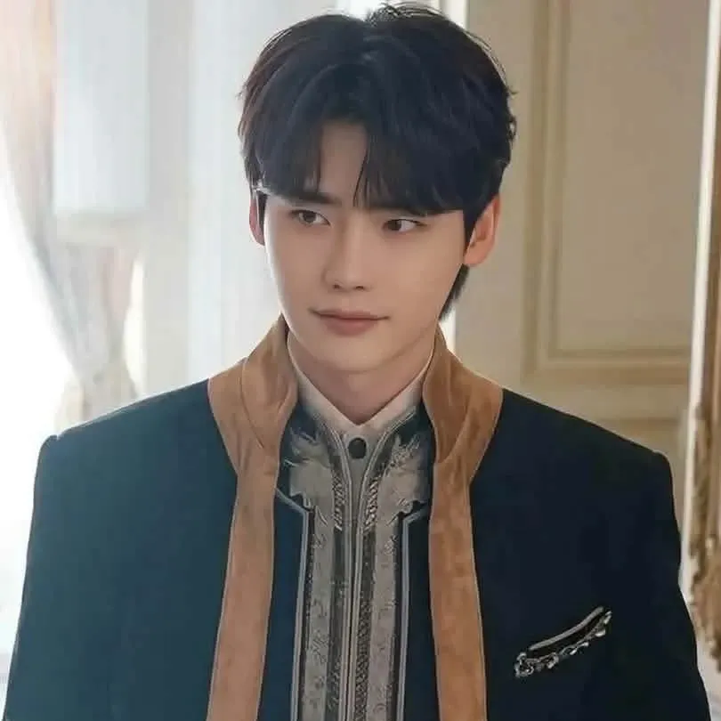 Recent activity shot of Lee Jongsuk