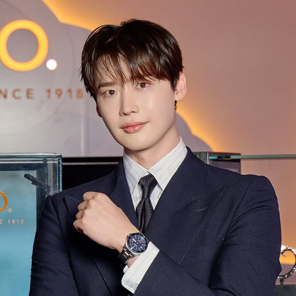 Recent activity shot of Lee Jongsuk