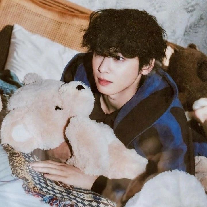 Recent activity shot of Cha Eunwoo