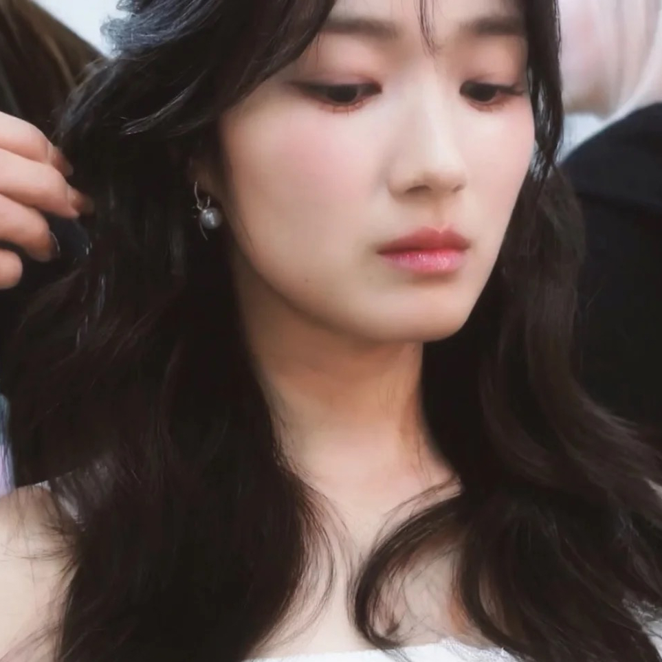 Latest photo of Kim Hyeyoon
