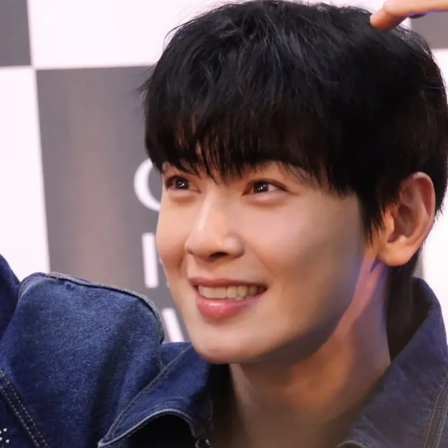 Behind-the-scenes cut of Cha Eunwoo