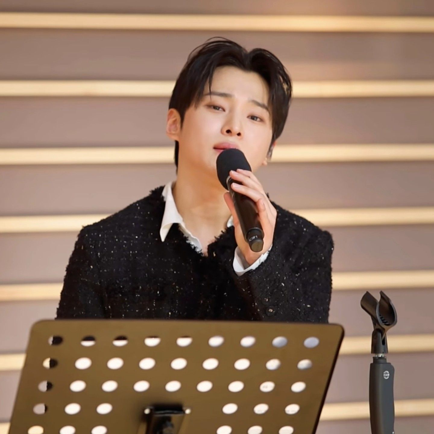 Behind-the-scenes cut of Seong Ri