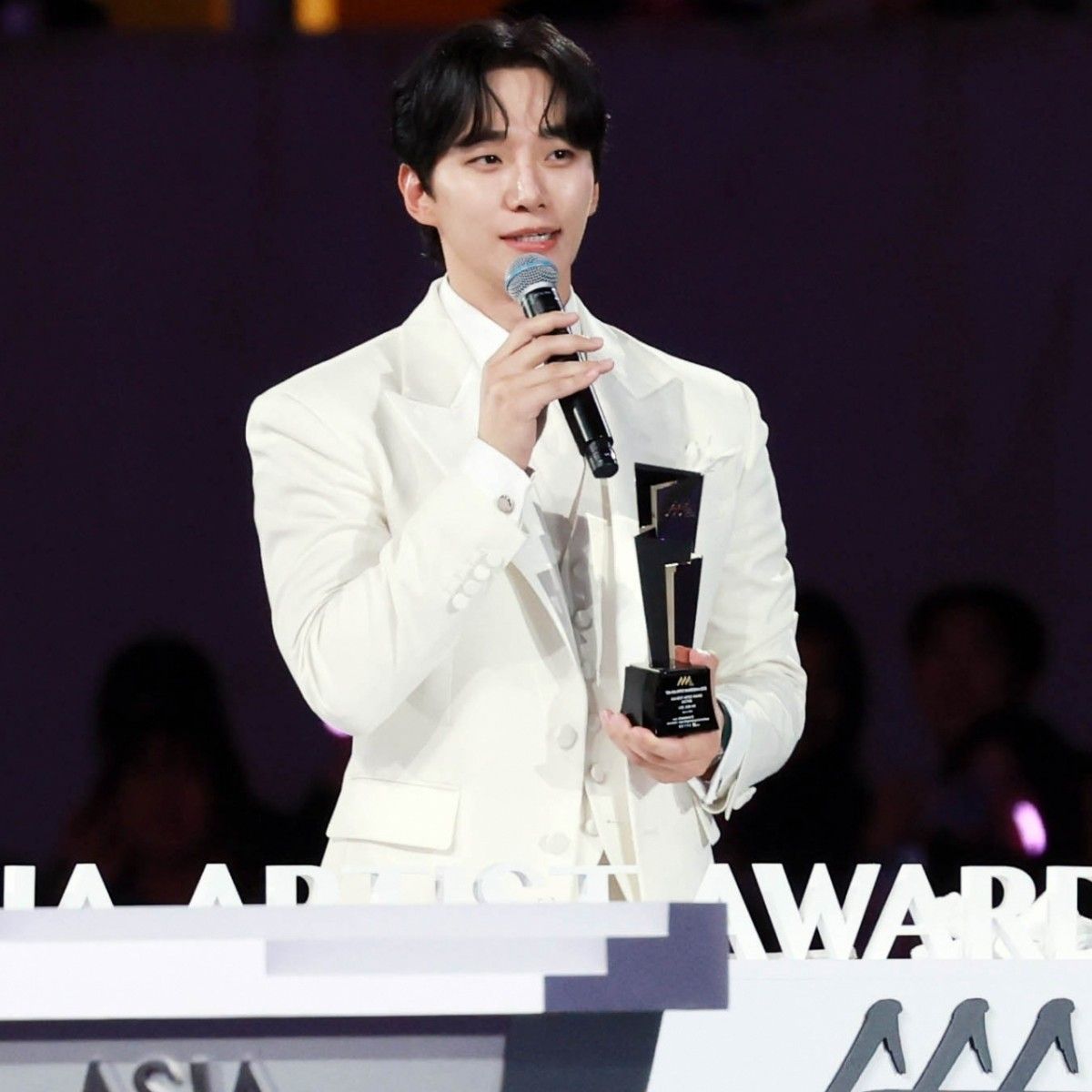 イ・ジュノのビハインドカット