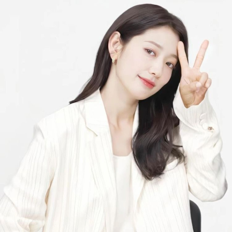 Behind-the-scenes cut of Park Shinhye