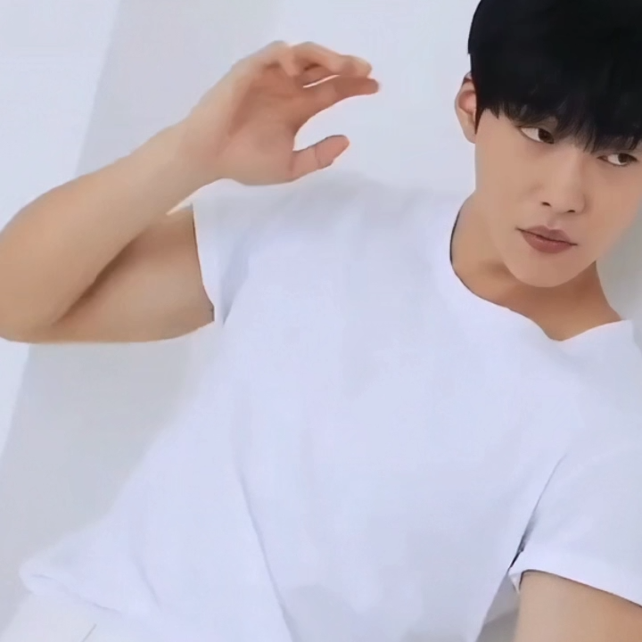 A moment captured by a fan of Woo Dohwan