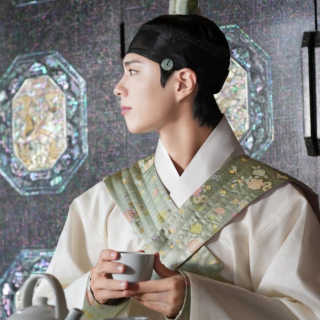 A moment captured by a fan of Park Bogum