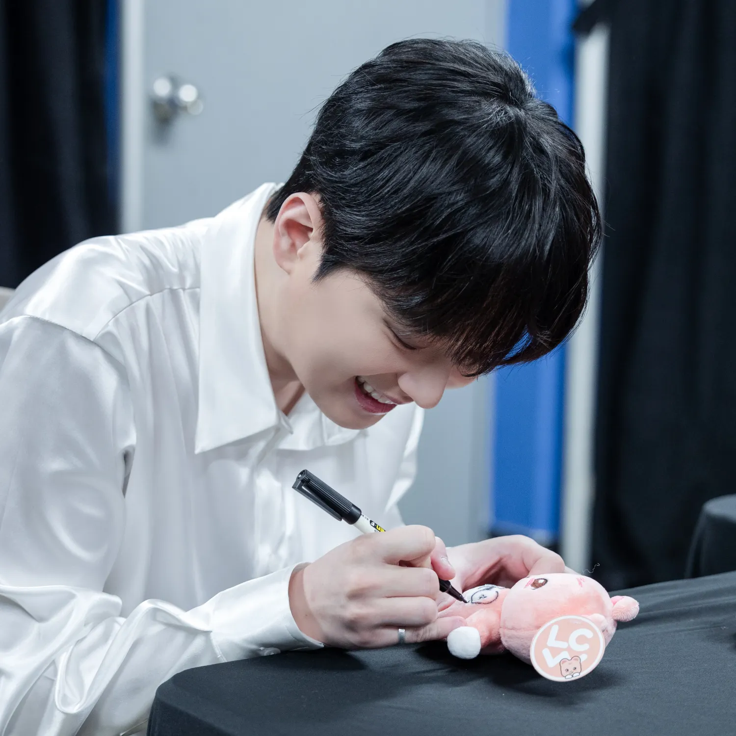 粉丝拍下的李灿元瞬间