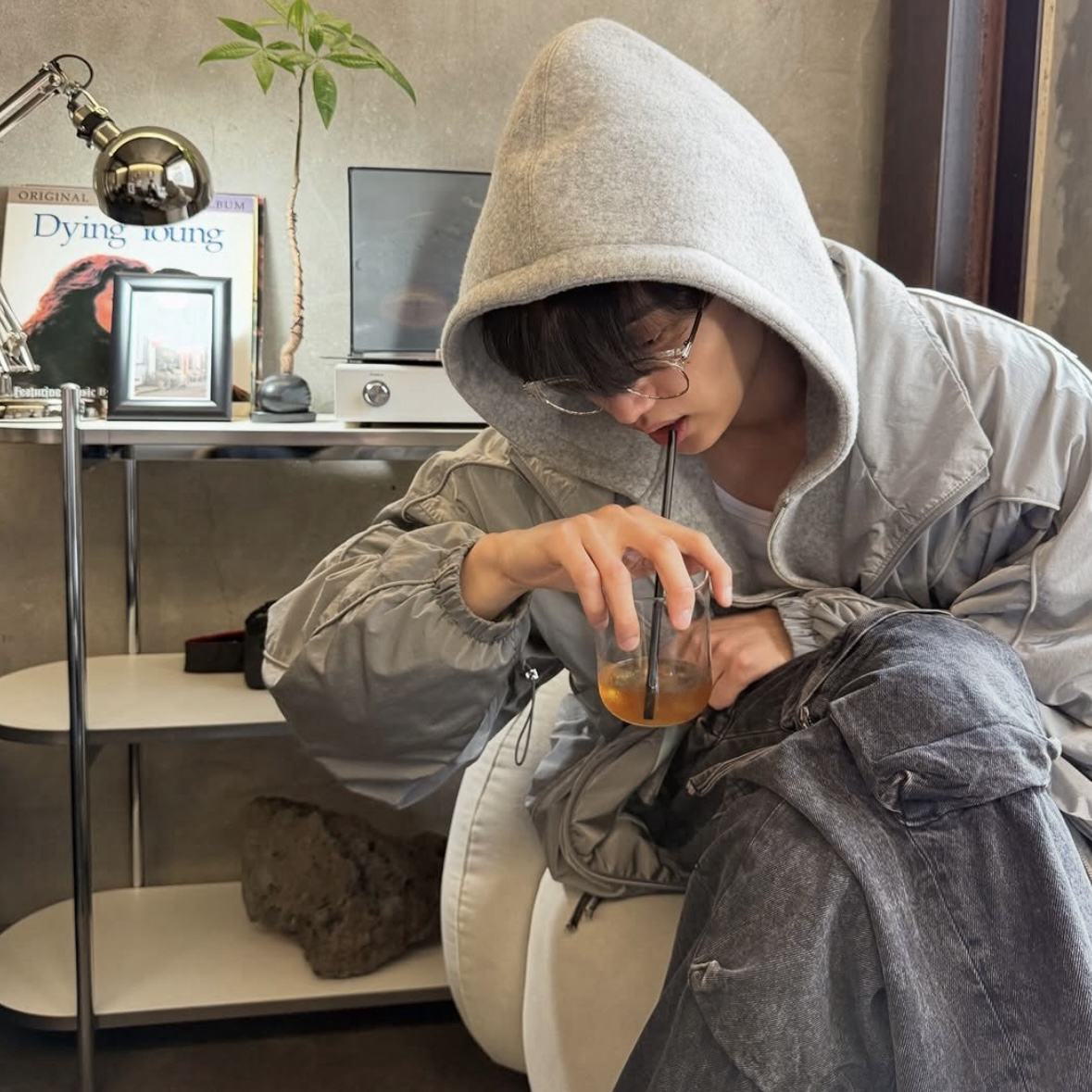 Behind-the-scenes cut of Kim Jaewon