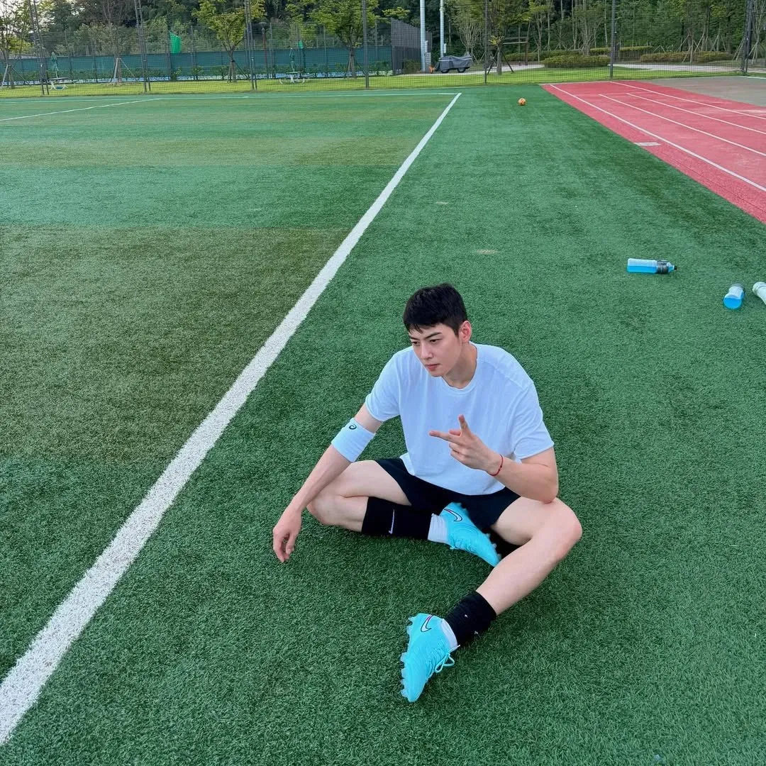 Behind-the-scenes cut of Cha Eunwoo