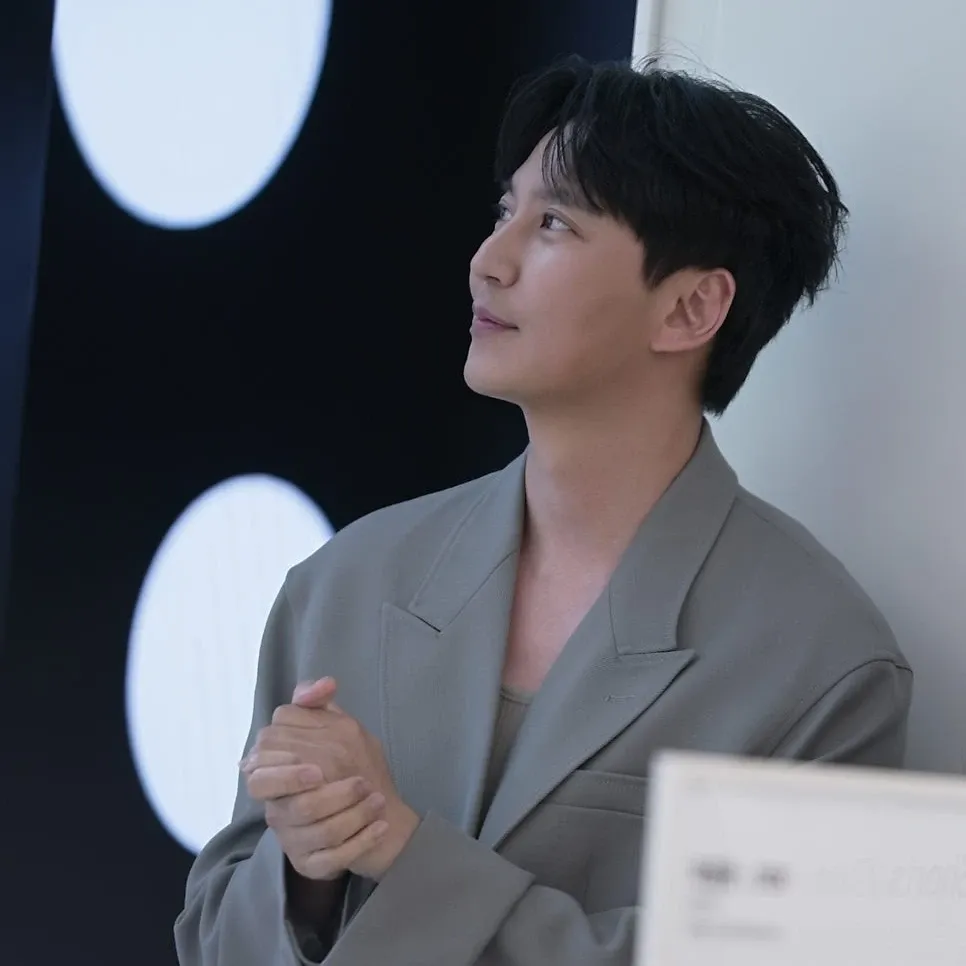 Behind-the-scenes cut of Kim Namgil